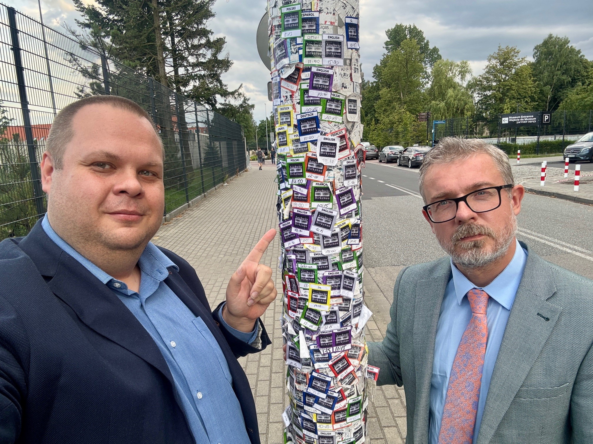 Naklejki w natarciu, czyli jak (nie) dbać o przestrzeń publiczną